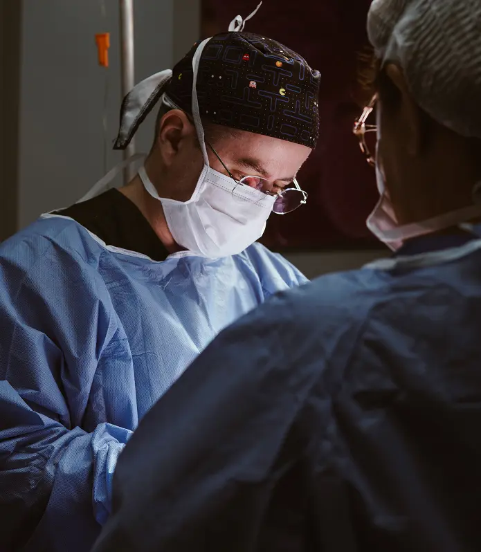 dr carlos em procedimento cirurgico