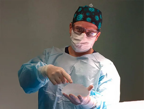 imagem do dr carlos cunha mostrando uma prótese de mama